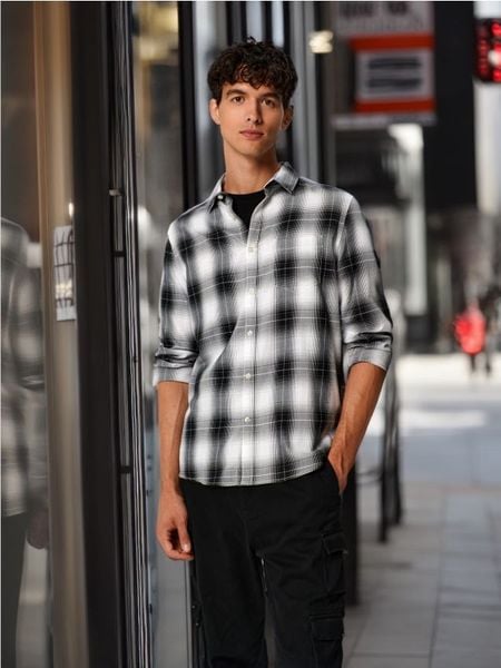 Koszula w kratę - czarny. Czarne koszule męskie Sinsay, l, bez wzorów, bez kołnierzyka, bez ramiączek. Za 69.99 zł.