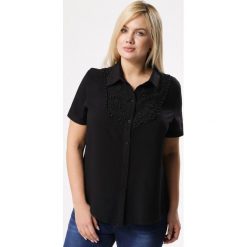 Czarna Koszula Outpouring. Czarne koszule damskie Born2be, xl, z aplikacjami, z koronki, bez kołnierzyka, bez ramiączek. Za 49.99 zł.