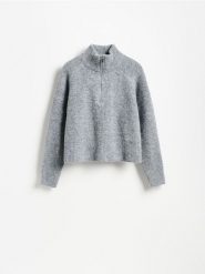 Sweter ze stójką - szary. Szare swetry nierozpinane damskie Reserved, l, bez wzorów, z dzianiny, bez kołnierzyka, bez ramiączek. Za 139.99 zł.