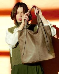 Shopper bag skórzany MARCO MAZZINI beż taupe v201d. Shopperki damskie bez wzorów, ze skóry, bez dodatków. Za 569.05 zł.