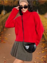 Sweter z golfem - czerwony. Czerwone swetry nierozpinane damskie Sinsay, l, bez wzorów, bez kołnierzyka, bez ramiączek. Za 49.99 zł.