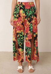 Czarno-Zielone Letnie Spodnie Casual w Kwiatowy Wzór z Rozcięciami w Nogawkach Parthena. Czarne spodnie materiałowe damskie Born2be, na lato, bez wzorów, z jeansu, casualowe, z podwyższonym stanem, długie. Za 49.99 zł.