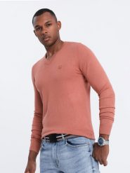 Sweter męski z haftem - różowy V18 E191 - XXL. Czerwone swetry męskie Ombre Clothing, m, bez wzorów, z wiskozy, eleganckie, bez kołnierzyka, bez ramiączek. W wyprzedaży za 39.99 zł.