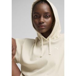 Damska wygodna prążkowana bluza z kapturem ESS ELEVATED PUMA Alpine Snow White. Białe bluzy damskie Puma, s, bez wzorów, prążkowane, sportowe, bez ramiączek, z kapturem. W wyprzedaży za 174.00 zł.