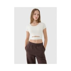 T-shirt crop top gładki damski 4F 4FRSS25TTSHF2695. Białe t-shirty damskie 4F, bez wzorów, z bawełny, bez kołnierzyka, bez ramiączek. Za 34.99 zł.