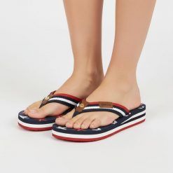 Klapki damskie Big Star, lekka konstrukcja z paskiem z materiału tekstylnego wygodna forma typu japonki elastyczna podeszwa zapewniająca komfort nosz. Niebieskie klapki damskie BIG STAR, na lato, bez wzorów, eleganckie, bez obcasa, bez zapięcia. Za 89.99 zł.