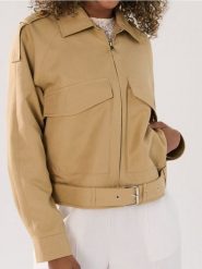 Krótki trencz z paskiem - brązowy. Brązowe płaszcze damskie Sinsay, l, bez wzorów, bez kołnierzyka, bez kaptura. W wyprzedaży za 39.99 zł.