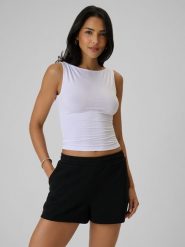 4F Top slim z modalem damski - biały L. Białe topy damskie 4F, l, bez wzorów, z dzianiny, bez kołnierzyka, bez ramiączek. Za 49.99 zł.