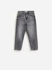 Jeansy mom fit z krótszą nogawką - szary. Szare jeansy damskie Reserved, bez wzorów, z bawełny, krótkie. Za 129.99 zł.