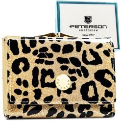 Złoty portfel damski ze skóry ekologicznej i naturalnej w cętki, zamykany biglem i zatrzaskiem - Peterson. Żółte portfele damskie Peterson, ze skóry ekologicznej. Za 119.99 zł.
