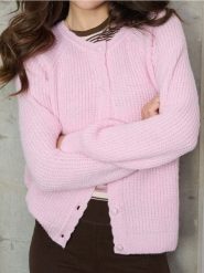 Prążkowany sweter - różowy. Czerwone swetry nierozpinane damskie Sinsay, l, bez wzorów, prążkowane, bez kołnierzyka, bez ramiączek. Za 49.99 zł.