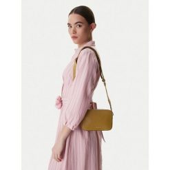 Torebka Coccinelle. Brązowe listonoszki damskie Coccinelle, bez wzorów, bez dodatków. Za 759.99 zł.