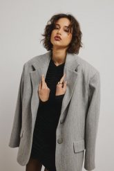 Wełniana marynarka typu oversize w kolorze GREY MELANGE- EPERNAY-UNI. Szare marynarki i żakiety damskie Marsala, bez wzorów, z jeansu, eleganckie, bez kołnierzyka, bez ramiączek. Za 1,499.90 zł.