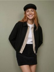 Bluza z bawełną z zamkiem i kołnierzykiem - czarny. Czarne bluzy damskie Sinsay, l, bez wzorów, z bawełny, bez ramiączek, bez kaptura. Za 59.99 zł.