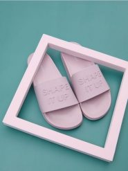 Klapki - różowy. Czerwone klapki damskie Sinsay, bez wzorów, bez obcasa, bez zapięcia. Za 29.99 zł.