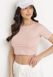 Jasnoróżowy T-shirt Crop Top Ozdobiony Literką Koliviela. Czerwone t-shirty damskie Born2be, l, z aplikacjami, z jeansu, eleganckie, bez kołnierzyka, bez ramiączek. Za 29.99 zł.