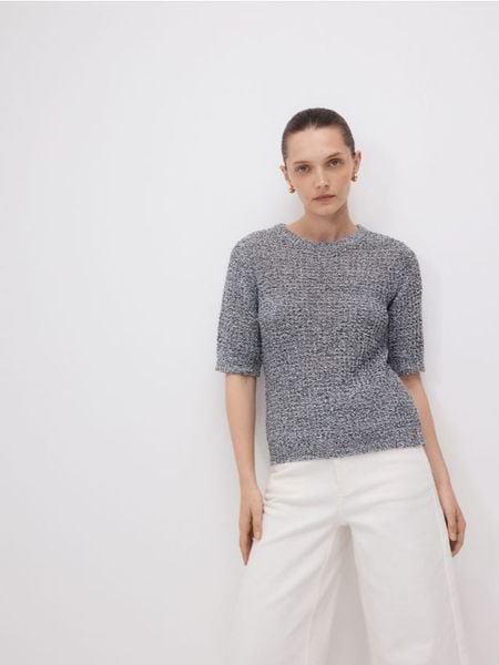 Sweter z krótkimi rękawami - wielobarwny. Swetry nierozpinane damskie Reserved, l, bez wzorów, z dzianiny, bez kołnierzyka, bez ramiączek. W wyprzedaży za 35.99 zł.