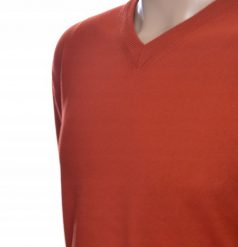 Sweter męski w szpic z kaszmiru i wełny merynosów kaszmirowy M cynober 230. Swetry męskie Giovane Ricco, m, bez wzorów, z kaszmiru, bez kołnierzyka, bez ramiączek. Za 139.99 zł.
