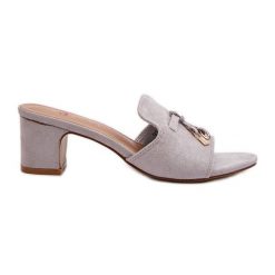 Klapki Damskie Z Eko Zamszu Na Obcasie Szare Jemenna. Szare klapki damskie na lato, bez wzorów, z materiału, eleganckie, bez obcasa, na obcasie, bez zapięcia. Za 88.15 zł.
