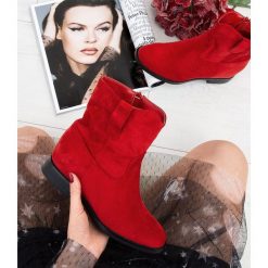 Botki damskie Ideal Shoes G-7605 Czerwone. Czerwone botki damskie Marquiiz, bez wzorów, z materiału, bez obcasa, na koturnie, bez zapięcia. Za 129.00 zł.