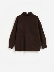 Wełniany sweter ze stójką - brązowy. Brązowe swetry nierozpinane damskie Reserved, l, bez wzorów, z wełny, bez kołnierzyka, bez ramiączek. Za 239.99 zł.