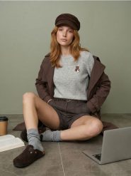 Sweter z haftem misia - szary. Szare swetry nierozpinane damskie Sinsay, l, bez wzorów, bez kołnierzyka, bez ramiączek. Za 49.99 zł.