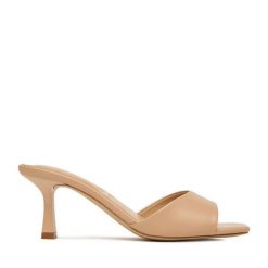 Klapki JENNY. Brązowe klapki damskie Jenny, bez wzorów, bez obcasa, bez zapięcia. Za 119.99 zł.