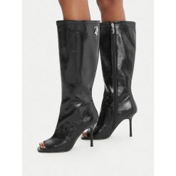 Kozaki Juicy Couture. Czarne kozaki damskie Juicy Couture, bez wzorów, bez obcasa, na szpilce, bez zapięcia. Za 349.99 zł.