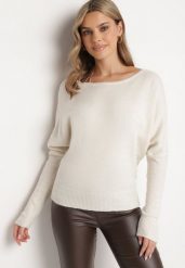 Jasnobeżowy Sweter z Lnem i Dekoltem w Łódkę o Kroju Oversize Sassirra. Brązowe swetry nierozpinane damskie Born2be, l, bez wzorów, z jeansu, biznesowe, bez kołnierzyka, bez ramiączek. Za 129.99 zł.