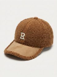Czapka teddy z daszkiem i haftem - brązowy. Brązowe czapki damskie Sinsay, bez wzorów. Za 19.99 zł.