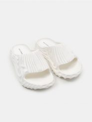 Klapki z pianki z fakturalnym wzorem - kremowy. Białe klapki damskie Sinsay, bez wzorów, bez obcasa, bez zapięcia. Za 39.99 zł.
