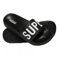 Superdry Core Pool Sliders - klapki z wyściełanym paskiem – BLACK/WHITE. Czarne klapki męskie Superdry, bez wzorów, z poliesteru, bez zapięcia. Za 174.20 zł.
