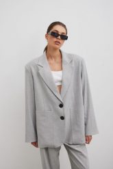 Marynarka typu oversize w kolorze SZARYM - HARLEY-M/L. Szare marynarki i żakiety damskie Marsala, bez wzorów, z elastanu, eleganckie, bez kołnierzyka, bez ramiączek. Za 499.90 zł.