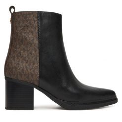 Botki MICHAEL Michael Kors. Czarne botki damskie MICHAEL Michael Kors, bez wzorów, bez obcasa, na słupku, bez zapięcia. Za 789.99 zł.