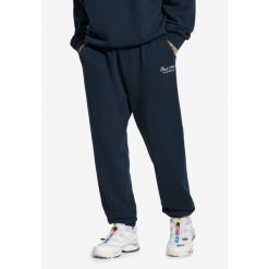 Spodnie dresowe męskie Prosto Football. Niebieskie spodnie sportowe męskie Prosto., m, bez wzorów, z dresówki, do piłki nożnej. Za 269.99 zł.