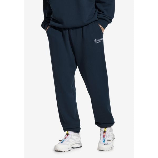 Spodnie dresowe męskie Prosto Football. Niebieskie spodnie sportowe męskie Prosto., m, bez wzorów, z dresówki, do piłki nożnej. Za 269.99 zł.