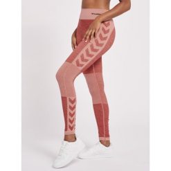 Damskie legginsy mid-rise Hummel Clea. Czerwone legginsy damskie Hummel, bez wzorów, z materiału. Za 161.50 zł.