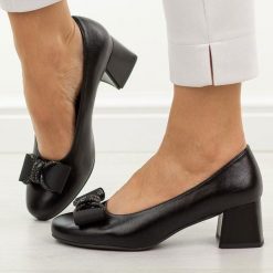 Czarne czółenka damskie na obcasie M.Daszyński Sa281-7. Czarne czółenka damskie M.Daszyński, na jesień, z aplikacjami, z materiału, eleganckie, bez obcasa, na obcasie, bez zapięcia. Za 189.00 zł.