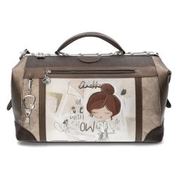 Torba podróżna damska Anekke, z ozdobnym nadrukiem i metalowym logo zapinana na suwak wyposażona w wygodną rączkę oraz regulowany pasek pojemna i fun. Brązowe torby podróżne damskie Anekke, z aplikacjami, na ramię. Za 699.00 zł.