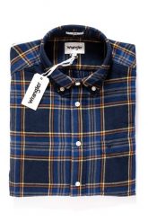 KOSZULA WRANGLER LS 1PKT BUTTON DOWN NAVY W5883OK35 112129640. Niebieskie koszule męskie Wrangler, m, bez wzorów, bez kołnierzyka, bez ramiączek. Za 139.99 zł.