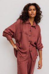 Luźna koszula z kieszeniami w kolorze LIGHT BURGUNDY- BERYL-M/L. Czerwone koszule damskie Marsala, l, bez wzorów, z jeansu, biznesowe, bez kołnierzyka, bez ramiączek. Za 359.90 zł.