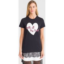 CZARNY T-SHIRT TRUSSARDI JEANS Z SERCEM. Czarne t-shirty damskie TRUSSARDI JEANS, l, z aplikacjami, z bawełny, bez kołnierzyka, bez ramiączek. Za 140.00 zł.