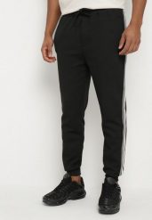 Czarne Spodnie Dresowe Typu Jogger z Lampasami Wileldi. Czarne spodnie materiałowe męskie Born2be, m, bez wzorów, z dresówki. Za 49.99 zł.