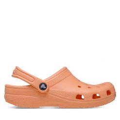 Klapki Crocs. Brązowe klapki damskie Crocs, bez wzorów, bez obcasa, bez zapięcia. Za 229.99 zł.