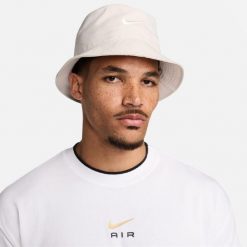 Kapelusz czapka Nike Apex Swoosh Bucket Hat Beżowy - FB5382-104. Białe czapki damskie Nike, bez wzorów. Za 148.35 zł.