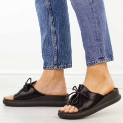 Czarne klapki damskie na platformie Potocki 43366. Czarne klapki damskie POTOCKI, na lato, bez wzorów, ze skóry, eleganckie, bez obcasa, na platformie, bez zapięcia. Za 169.00 zł.