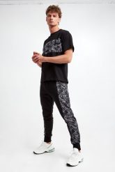 Spodnie dresowe męskie VERSACE JEANS COUTURE. Spodnie sportowe męskie Versace Jeans Couture, m, bez wzorów, z dresówki. W wyprzedaży za 794.47 zł.