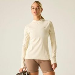 Damska bluza z kapturem Refresh Quick Dry Fleece. Białe bluzy damskie Dare 2B, bez wzorów, z elastanu, sportowe, bez ramiączek, z kapturem. Za 279.99 zł.