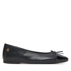 Baleriny Tommy Hilfiger. Czarne balerinki damskie Tommy Hilfiger, bez wzorów, bez obcasa, bez zapięcia. Za 299.99 zł.