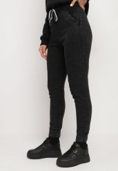 Czarne Bawełniane Spodnie Dresowe Typu Jogger z Gumką i Sznureczkiem w Talii Kaithalia. Czarne spodnie dresowe damskie Born2be, bez wzorów, z bawełny, eleganckie. Za 39.99 zł.